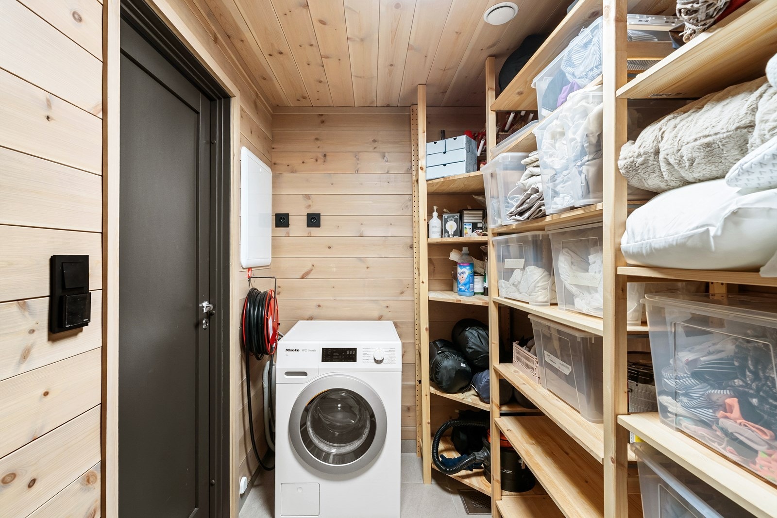 Eget vaskerom med mye lagringsplass. Fliser og sluk på gulv. Lagt opp for å ha tørketrommel om ønskelig. Galleribilde