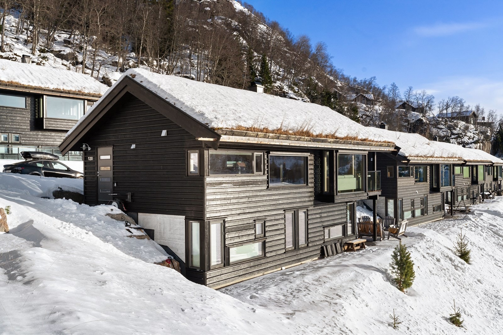 Gode uterom for møblering og soling, samt grilling og besøk. Akebakke for barna rett i front, ned mot langrennssporet. Strålende solforhold og ingen foran deg. Galleribilde