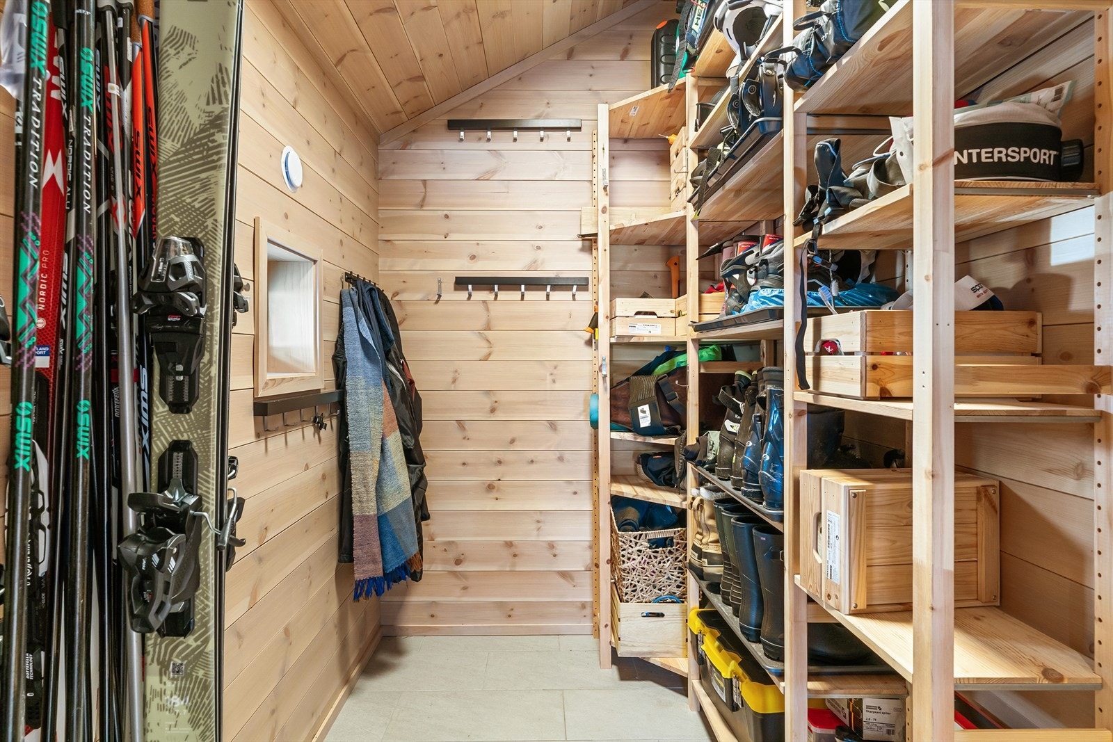 Bod/skistall/lagring inn fra hovedentreen. Her kan du kombinere lagring av utstyr, garderobe, og evt tørrmat, ekstra kjøleskap m.m. Galleribilde