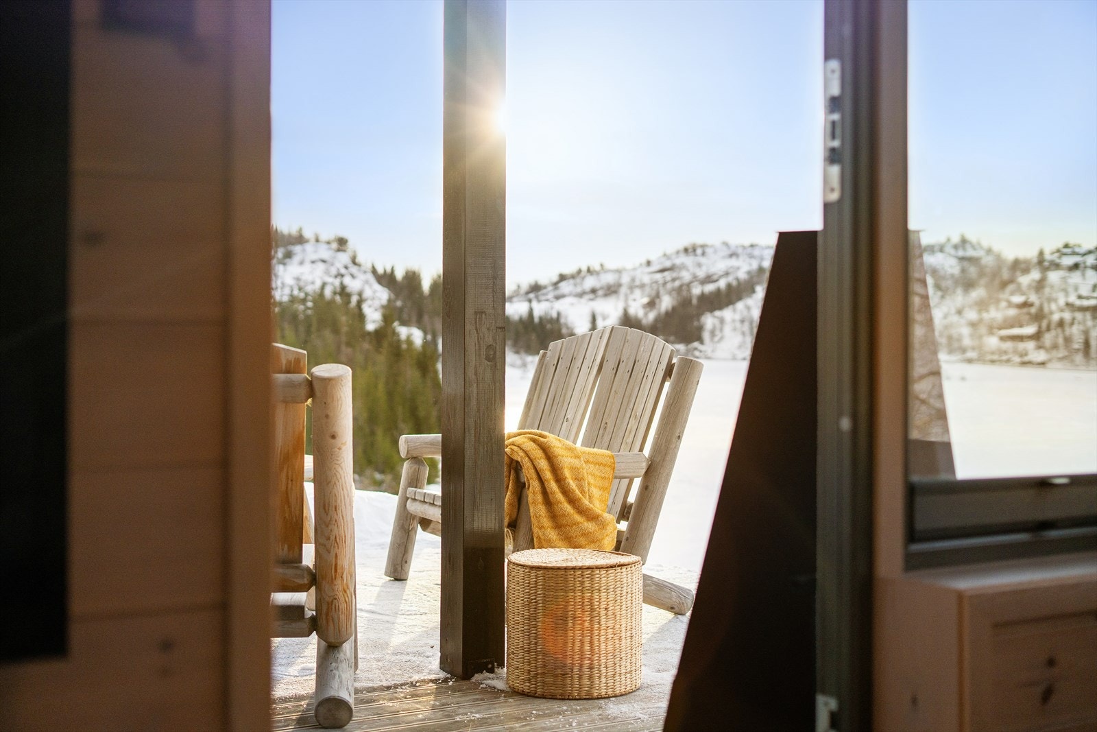 Rett ut på solrik terrasse og uterom med boltreplass for alle. Her er det uterom som innbyr til bruk og besøk. Galleribilde