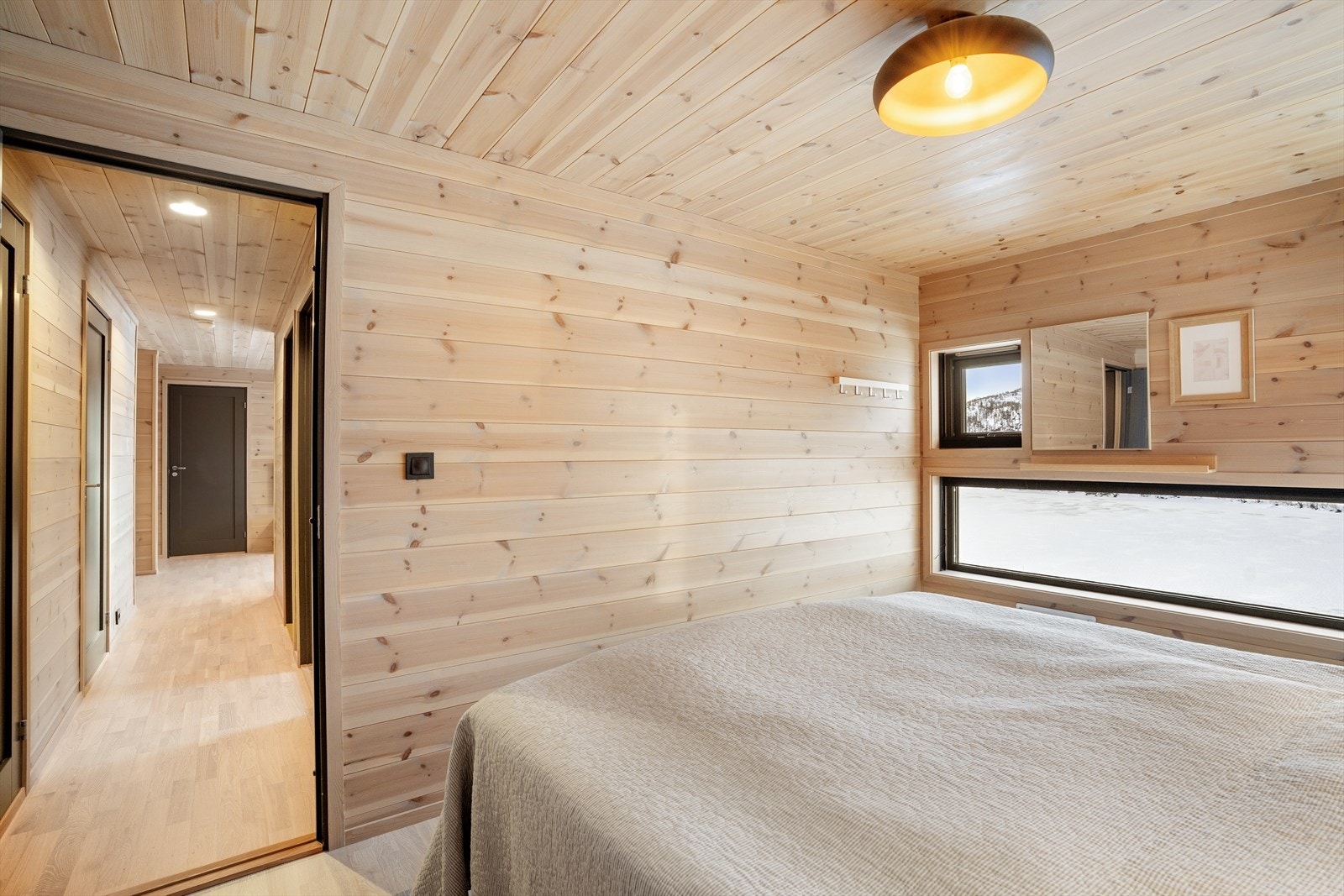 Plass til ekstra kommoder. 1 av 4/5 soverom. Romslig og med hyller/garderobe. Et nydelig sted å våkne med utsikt fra hodeputa. Galleribilde