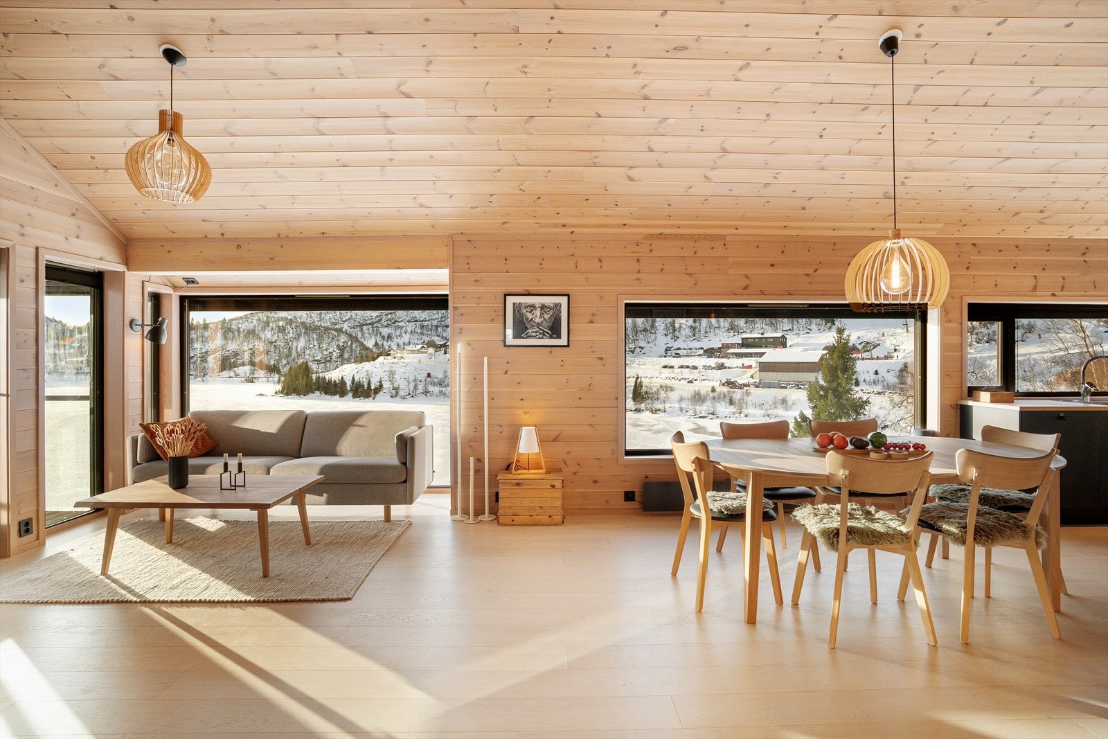 Følg barnas lek fra sofakroken eller mens du lager mat. Nydelig utsikt og solforhold. Romslig hovedstue er en av 3 stuer. Dette gjør det enkelt å trekke seg tilbake om en ikke ønsker å gjøre det samme, samtidig. Galleribilde