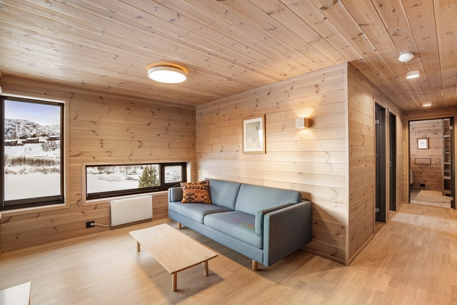 Rikelig med plass til større eller flere sofaer. Stue nr. 3 er perfekt å trekke seg tilbake til om det er opptatt med ulike grupperinger i de to andre. God størrelse, samme flotte utsikt, og enkel tilkomst til uterom for sol og boltreplass. Galleribilde