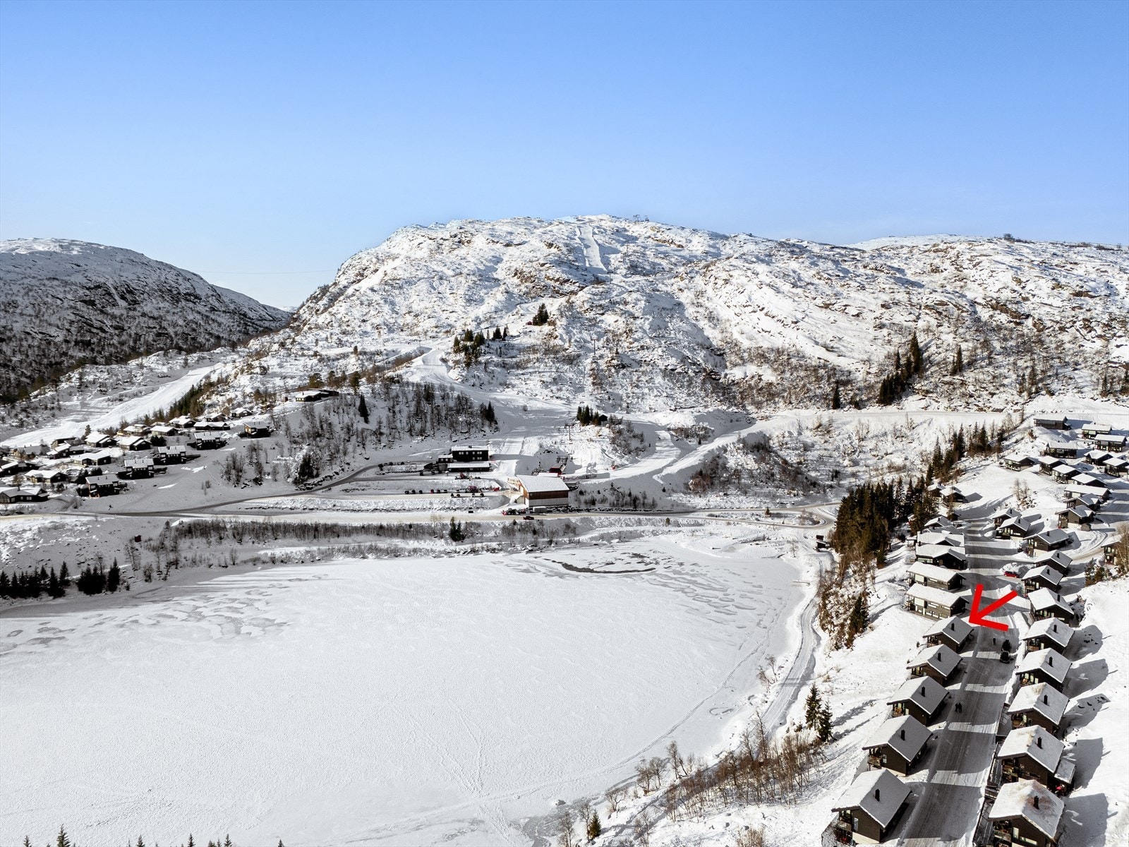 Svært god plassering på feltet i første rekke mot vannet som gir nydelig utsikt uten innsyn, og direkte tilgang til langrennsløypen like nedenfor. Her vil ingen noen gang bygge foran deg. Galleribilde