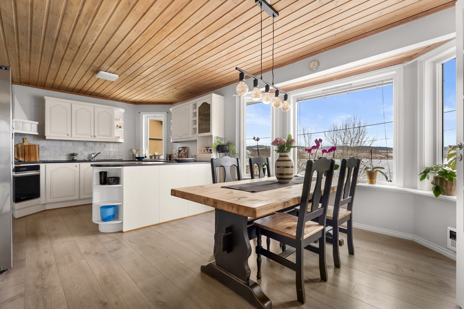 Kjøkkenet har en hyggelig spiseplass i karnappet med utsikt over nærområdet. Galleribilde