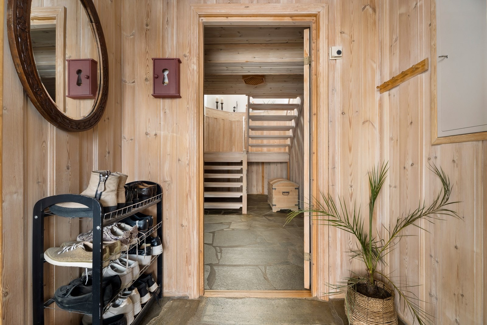 Velkommen inn i en romslig entré med slitesterkt skifergulv. Galleribilde