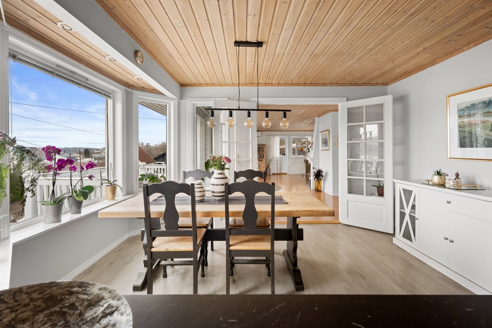 Fra spiseplassen er det en fin overgang til stuen gjennom doble glassdører. Galleribilde