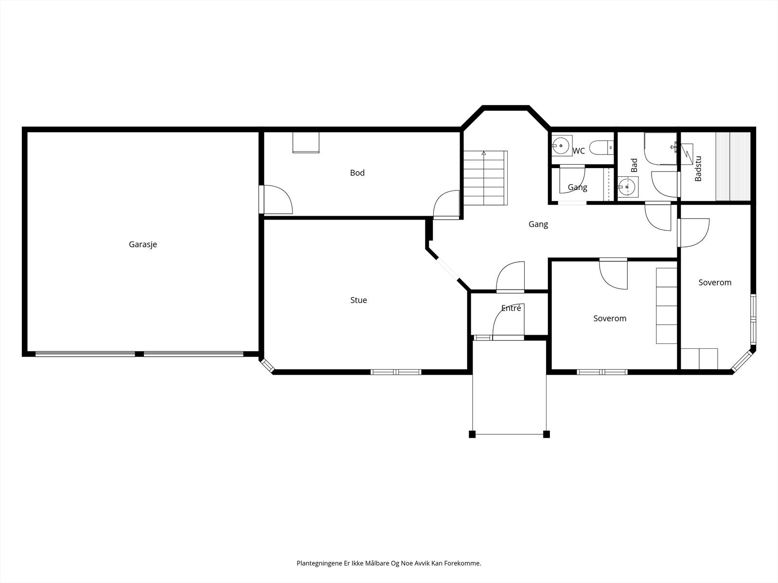 Underetasjen rommer entré, TV-stue, to soverom, bad, badstue, toalettrom, bod og garasje. Galleribilde
