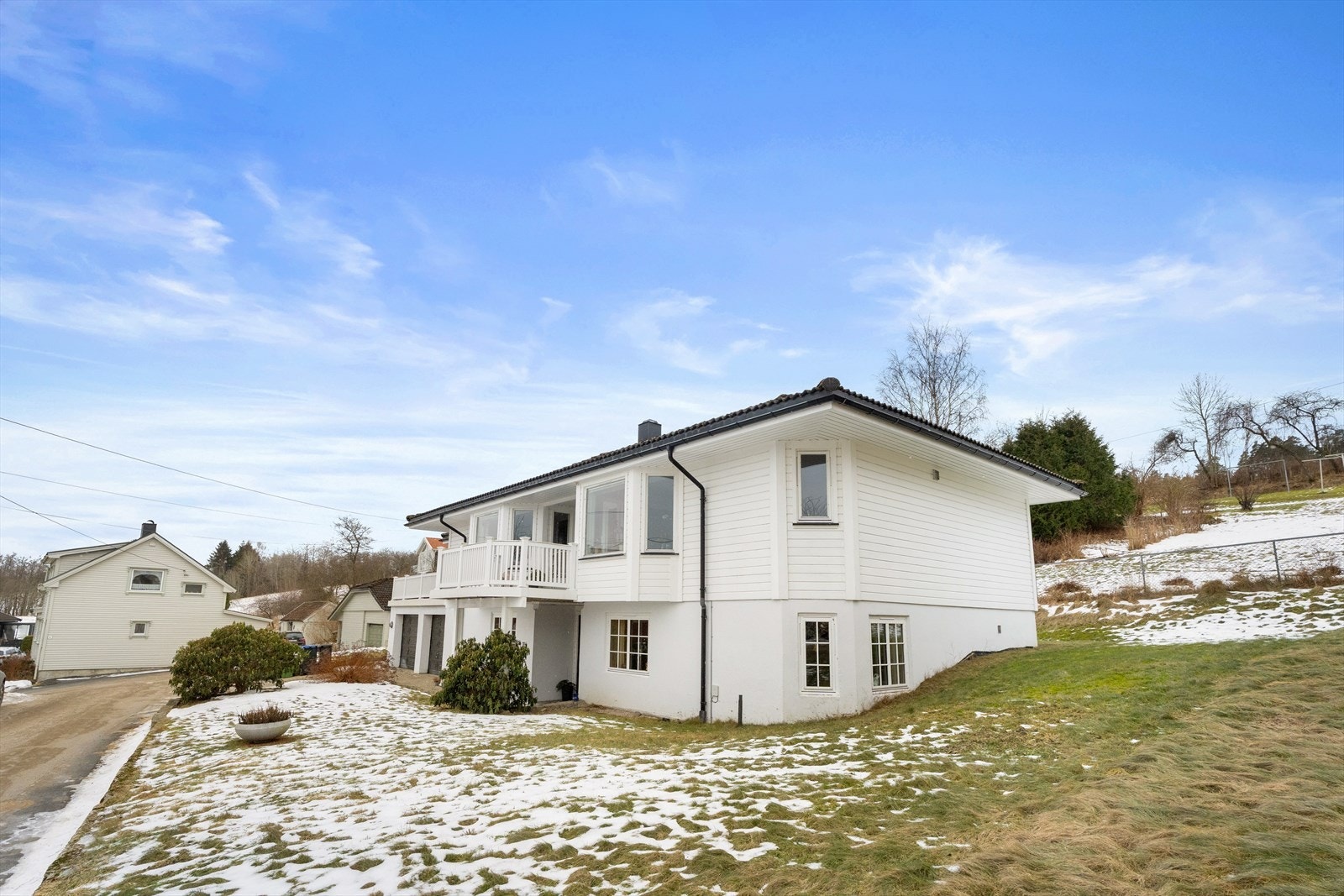 Tomten er lett skrående og opparbeidet med hage og beplantning. Galleribilde