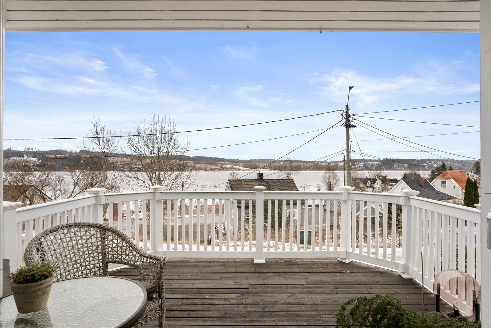 Fra uteplassene kan man nyte en åpen utsikt mot vannet. Galleribilde