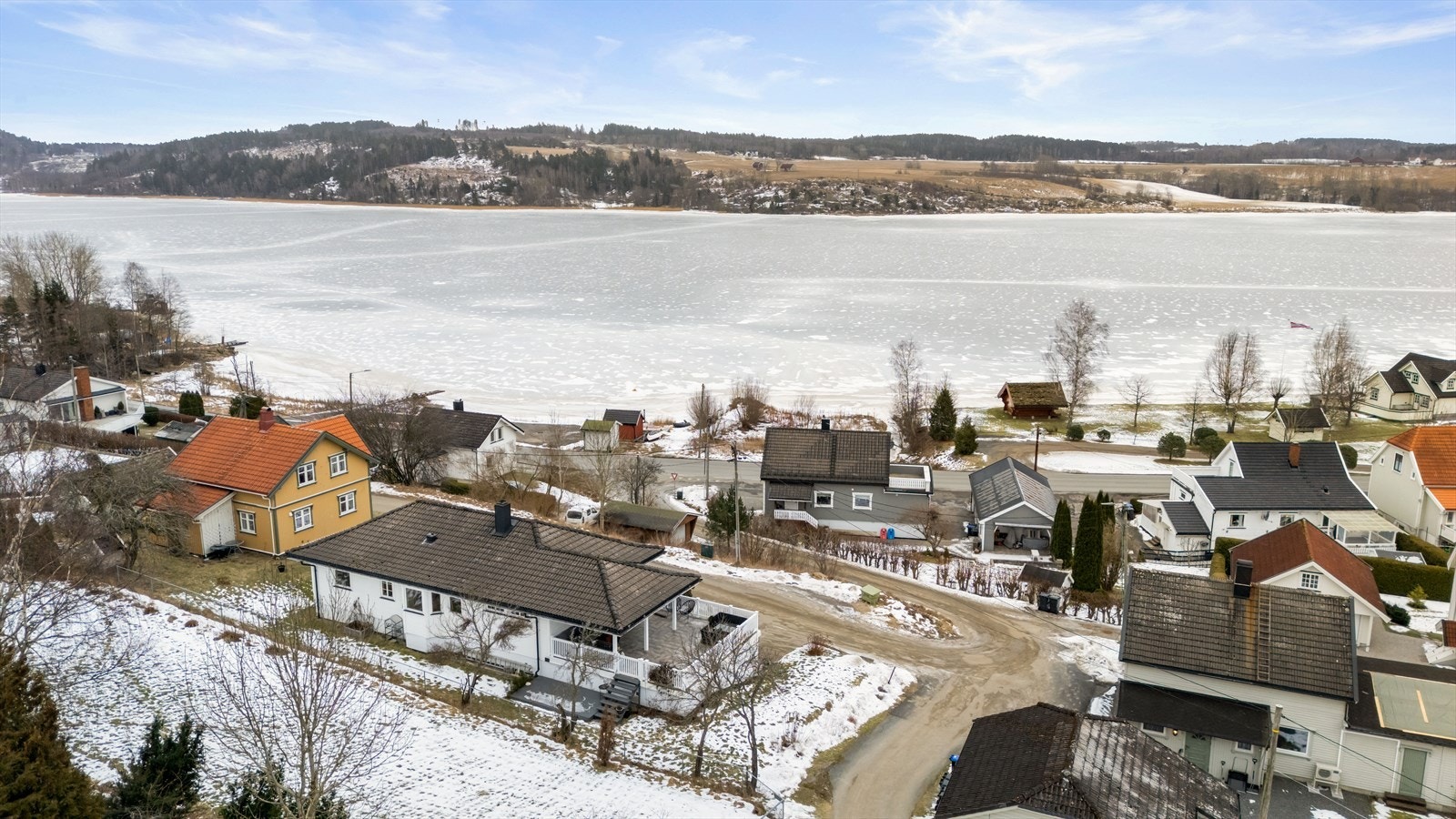 Eiendommen ligger i et stille og rolig område som primært består av eneboliger. Galleribilde