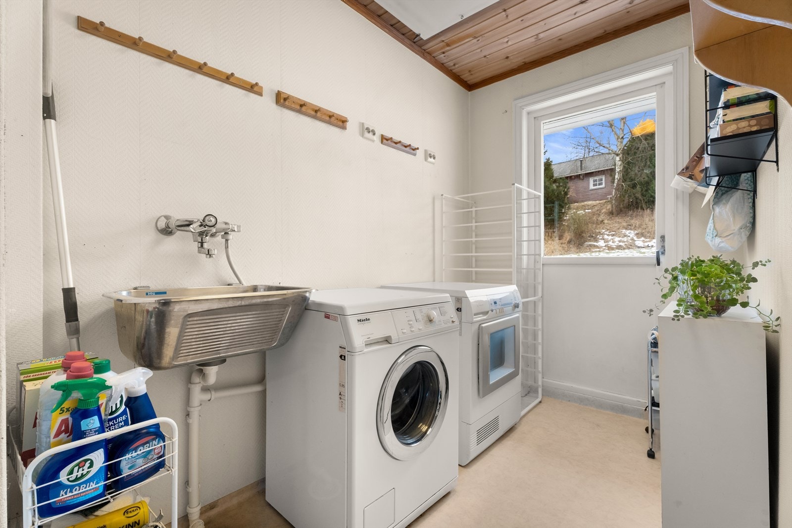 Praktisk vaskerom fra byggeår med utslagsvask og opplegg for vaskemaskin. Galleribilde