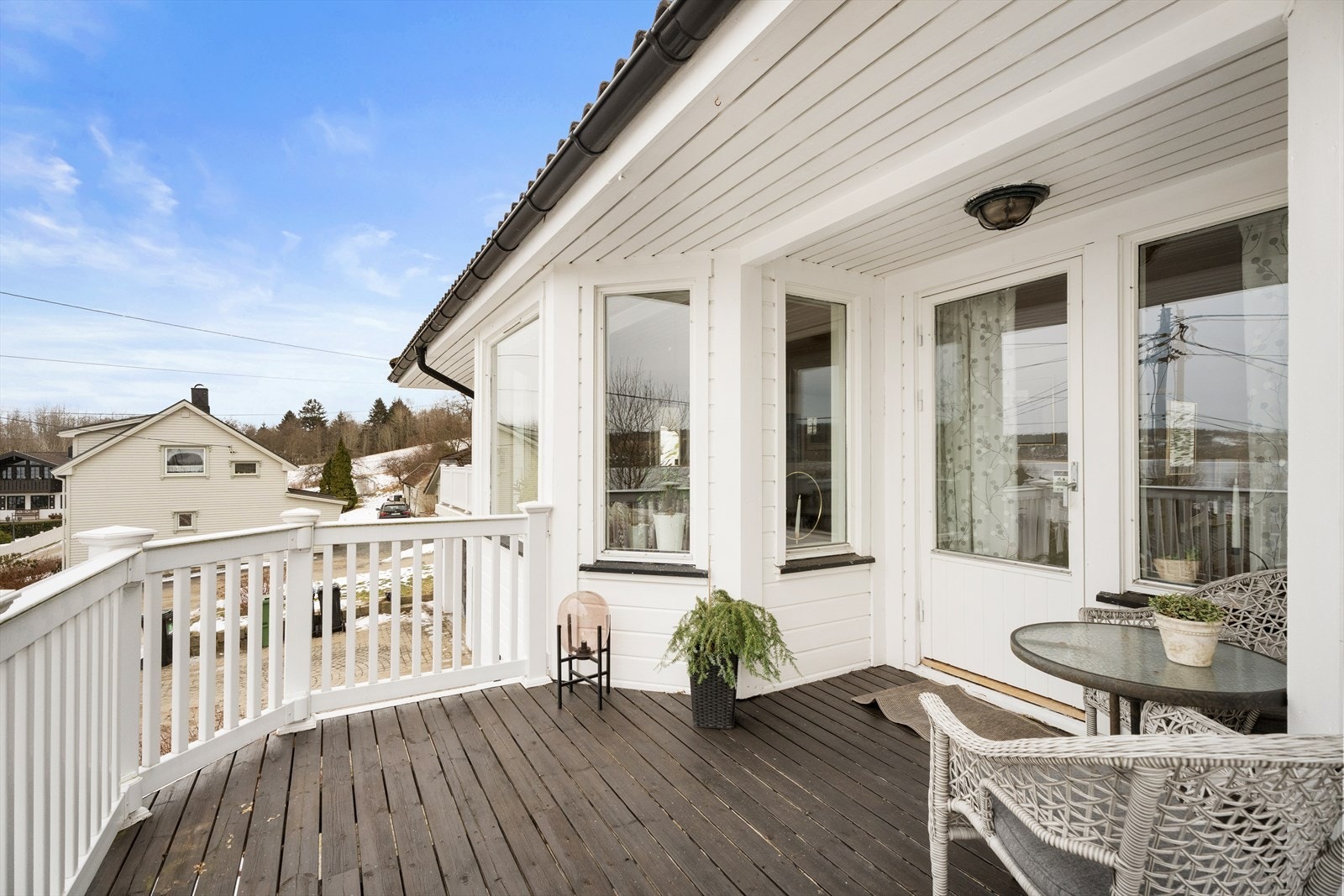 I tillegg finnes en østvendt terrasse på ca. 8 m², også med utgang fra stuen. Galleribilde