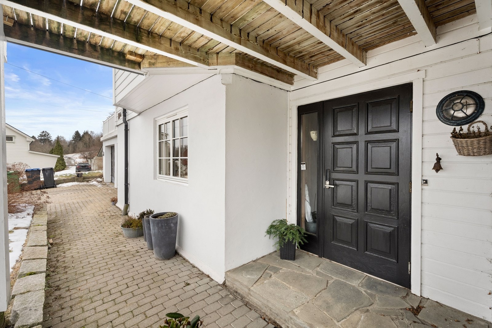 Hovedinngangen er overbygget og har et solid inngangsparti med heltre ytterdør. Galleribilde