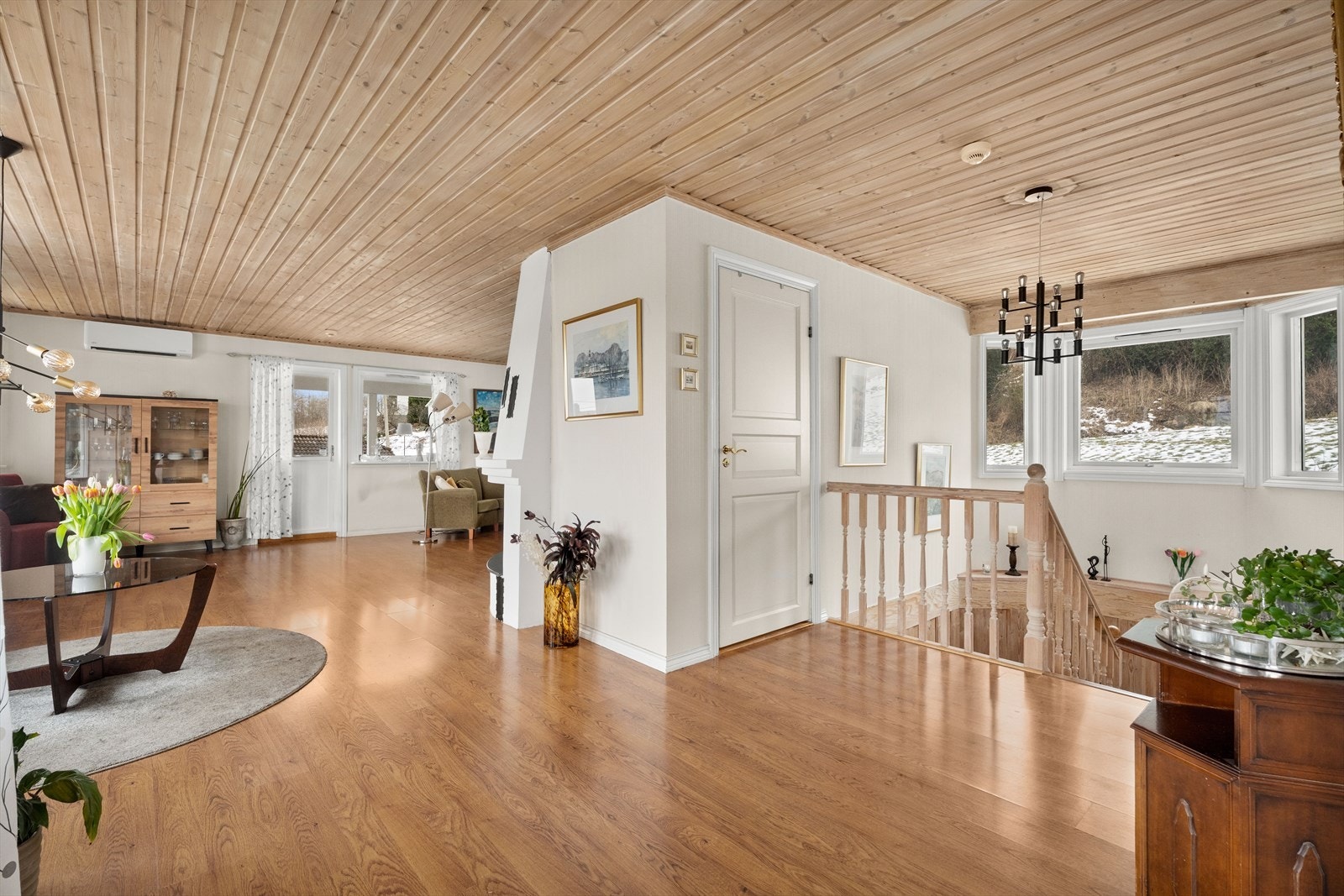 Fra stuen leder en lakkert tretrapp ned til boligens underetasje. Galleribilde