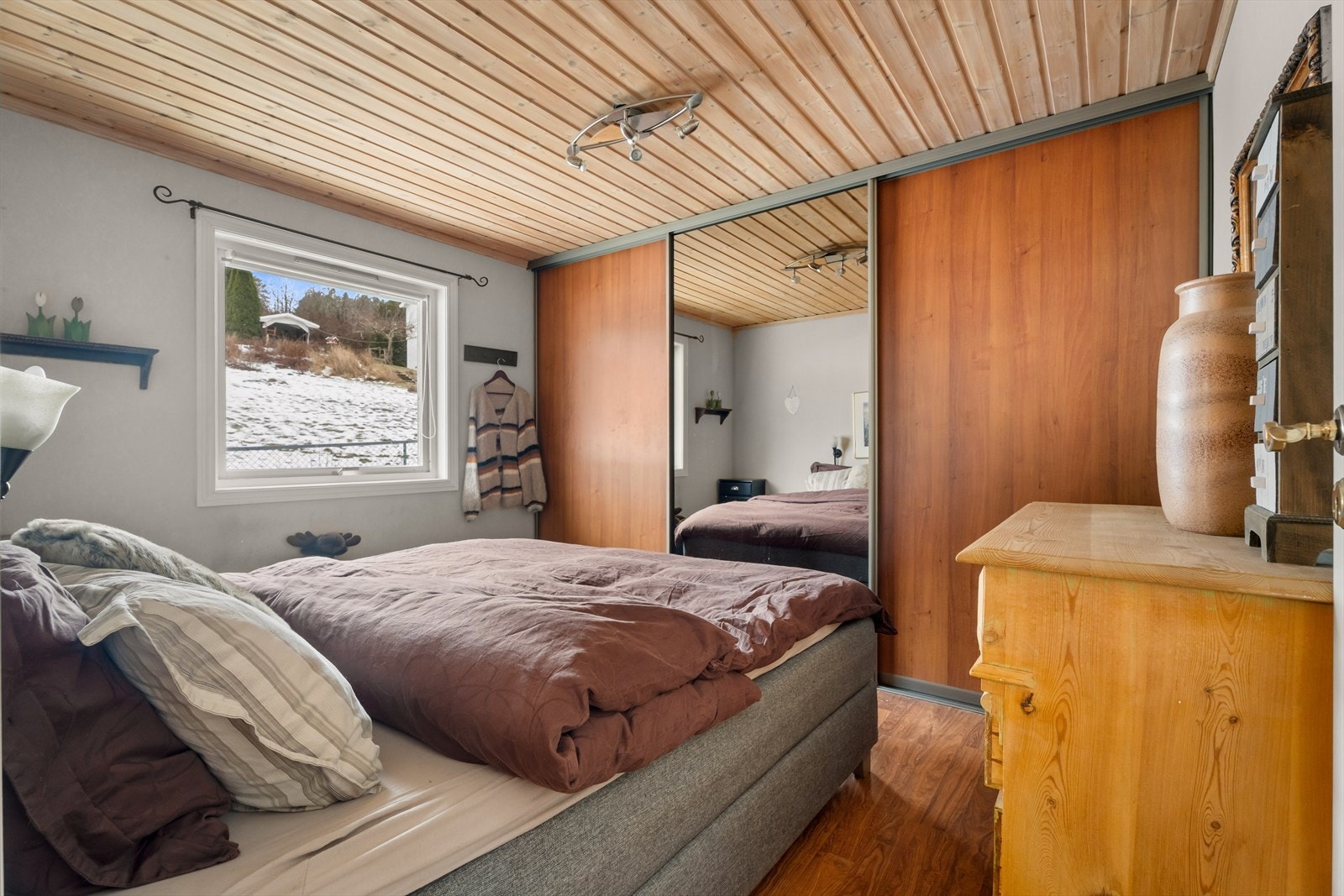 Soverommet i første etasje har laminatgulv og god plass til garderobeløsning. Galleribilde