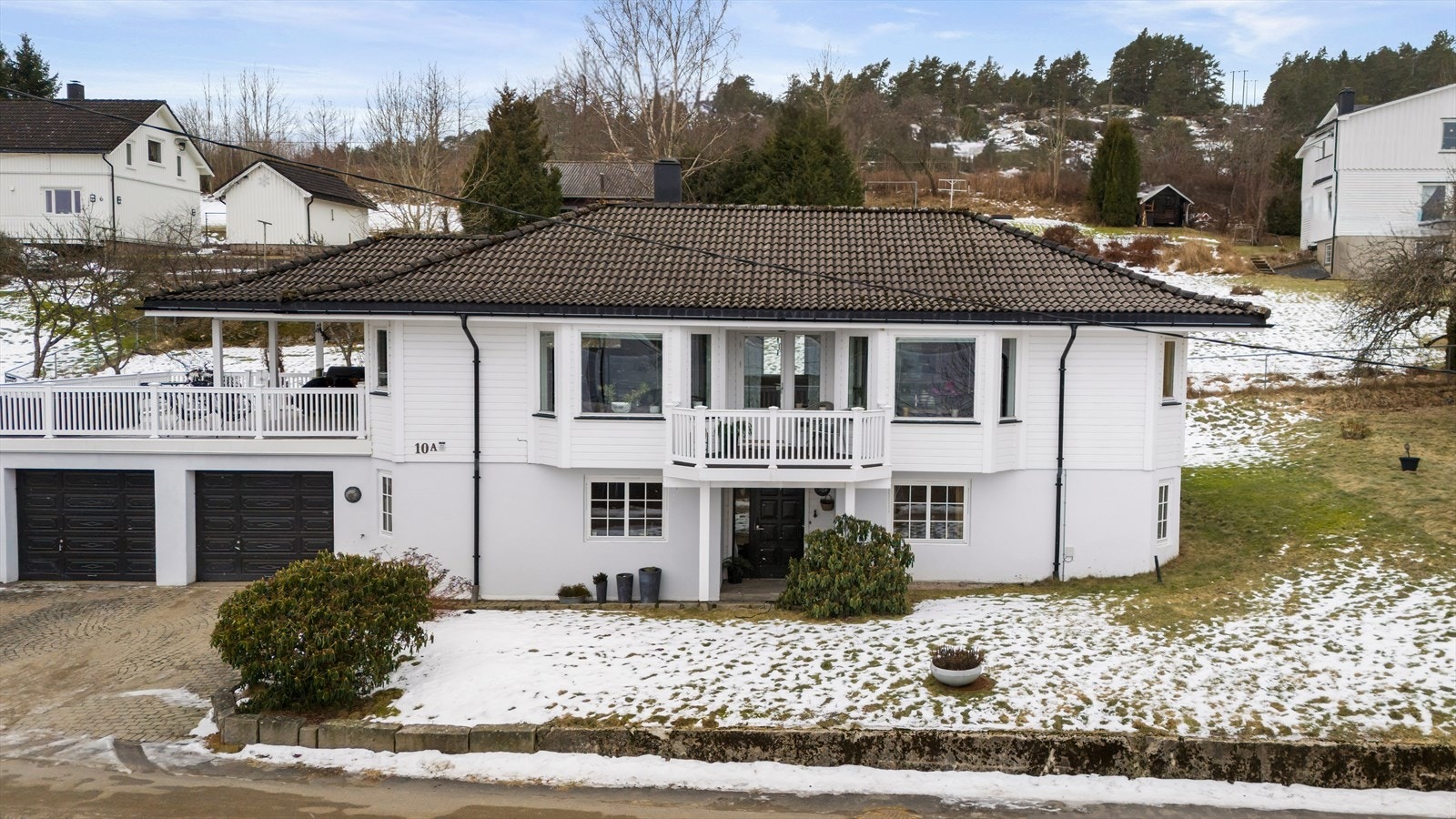 DNB Eiendom v/Michael A. Meyer (T 48062870) ønsker deg velkommen til denne innholdsrike eneboligen med flott utsikt over vannet. Galleribilde