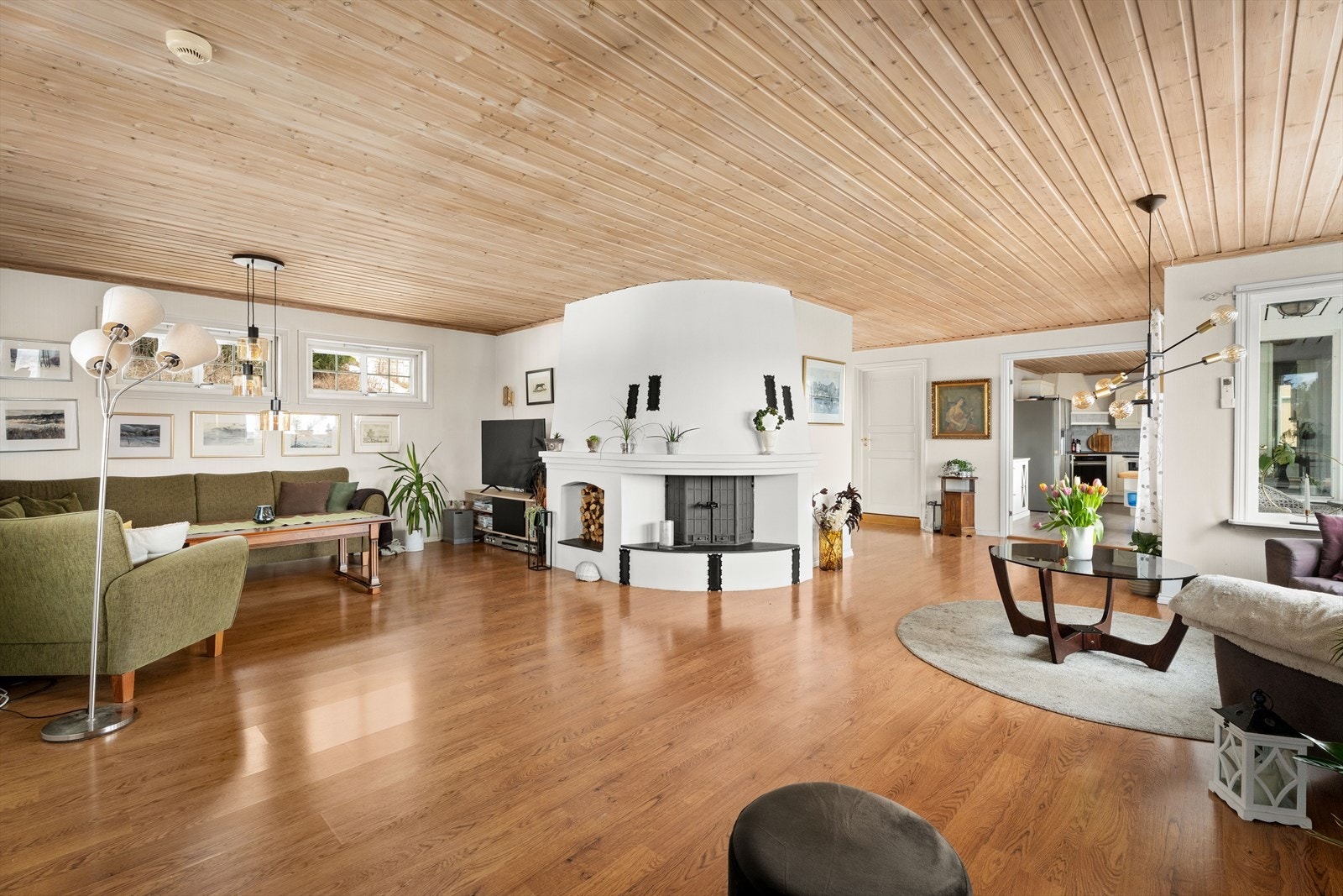 En varmepumpe sørger for effektiv oppvarming av det store oppholdsrommet. Galleribilde