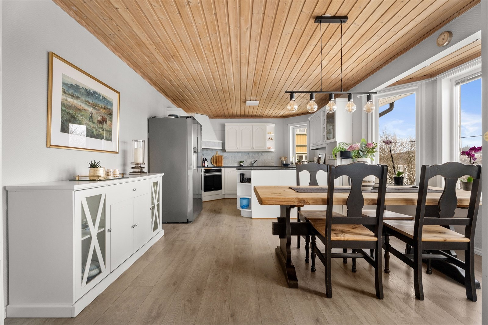 Kjøkkenet og spisestuen danner et sosialt allrom for familien. Galleribilde