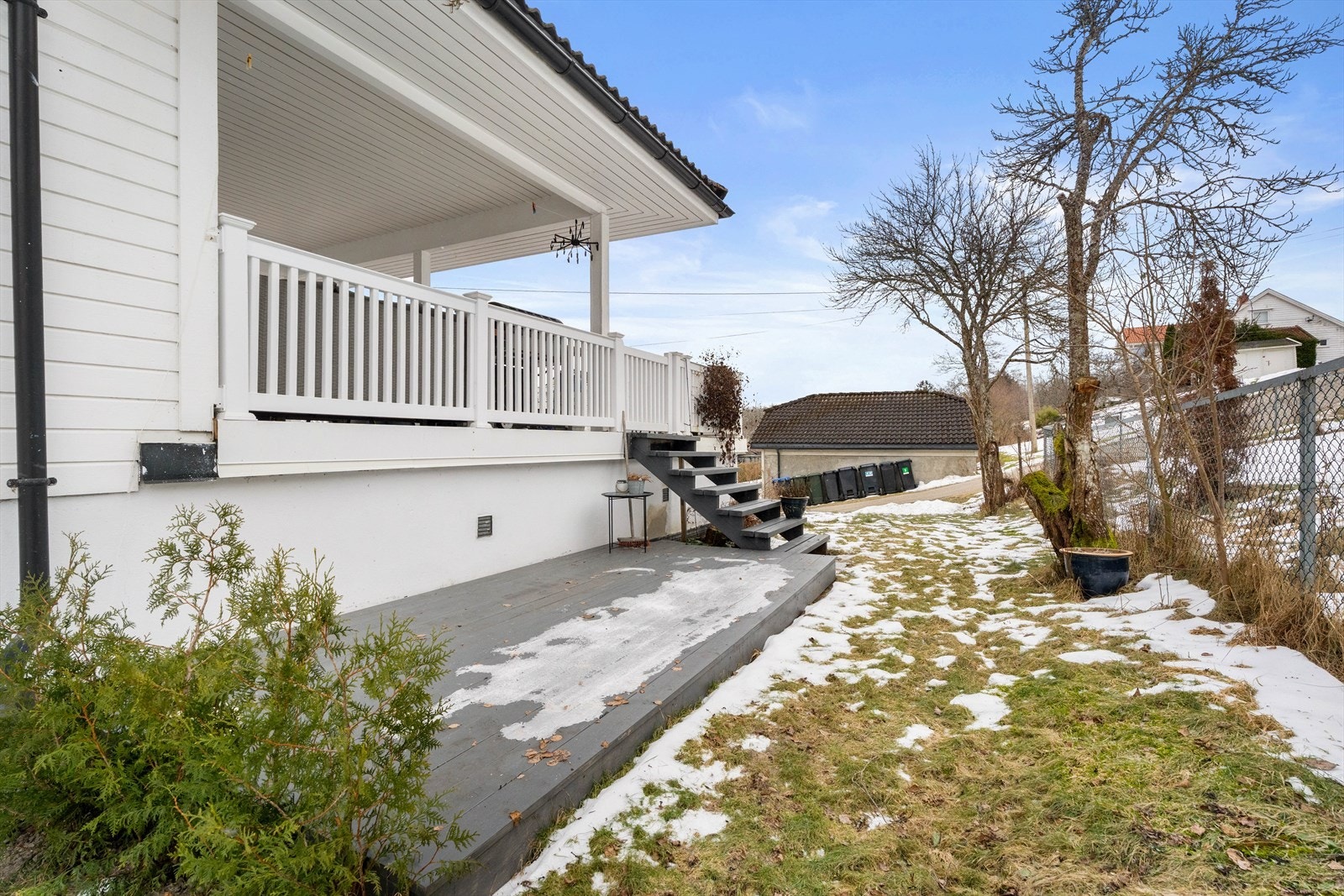 Fra den store terrassen er det tilgang til en platting på ca. 8 m² og videre ned til hagen. Galleribilde