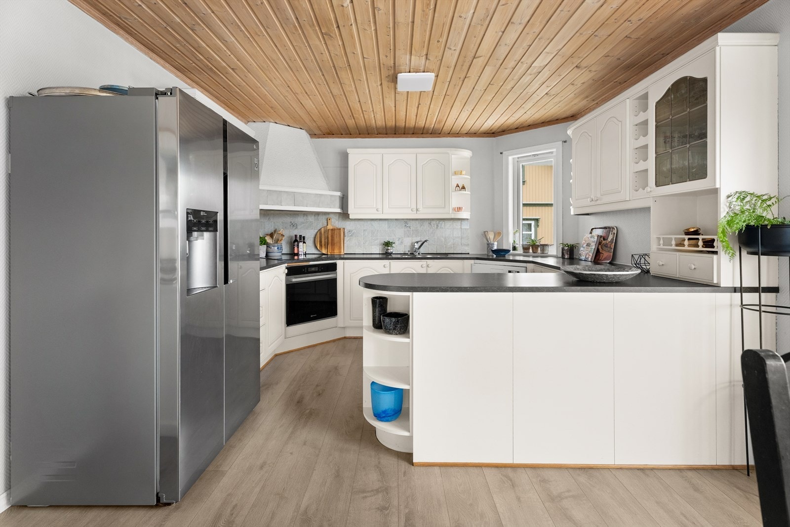 Halvøya gir en praktisk arbeidsflate og et naturlig skille i rommet. Galleribilde