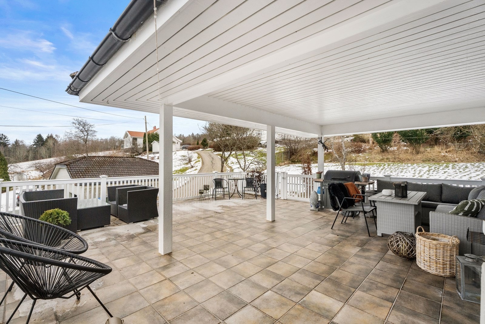 Den sørvendte terrassen på ca. 46 m² er delvis overbygget og har flislagt dekke. Galleribilde