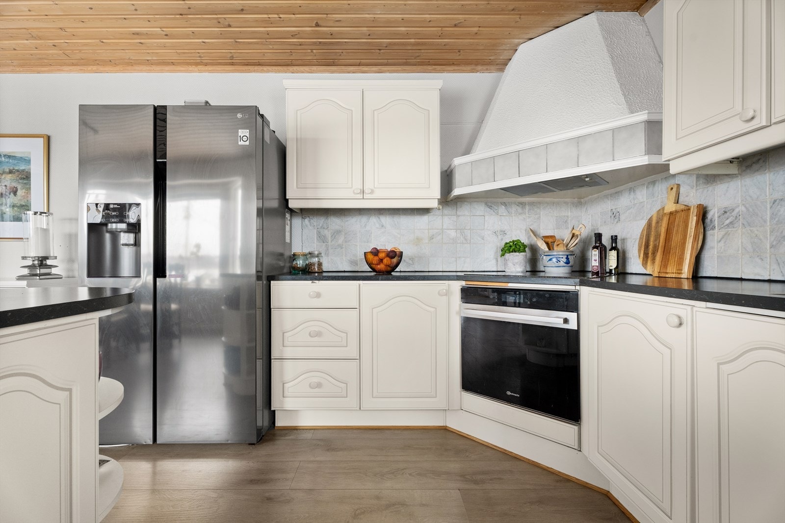 Kjøkkenet har rikelig med skap- og benkeplass. Galleribilde