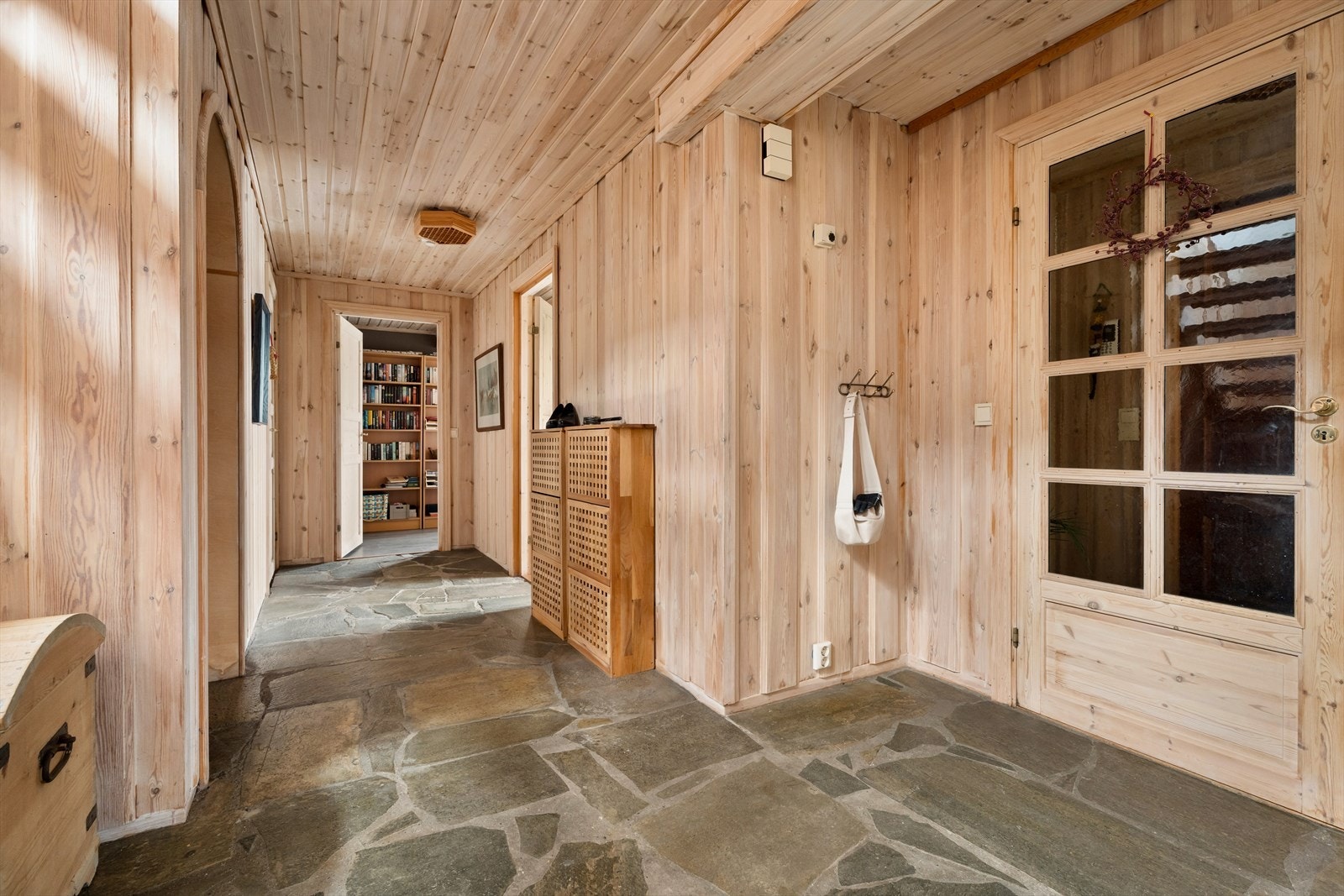 Innvendige dører er utført som 3-speils furudører. Galleribilde