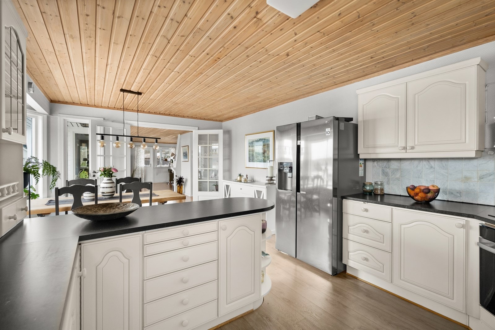 Kjøkkenet er utstyrt med integrert komfyr, induksjonstopp og oppvaskmaskin. Galleribilde