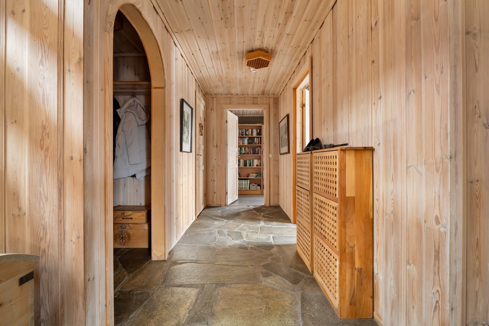 Her er det god plass til oppbevaring av yttertøy og sko. Galleribilde