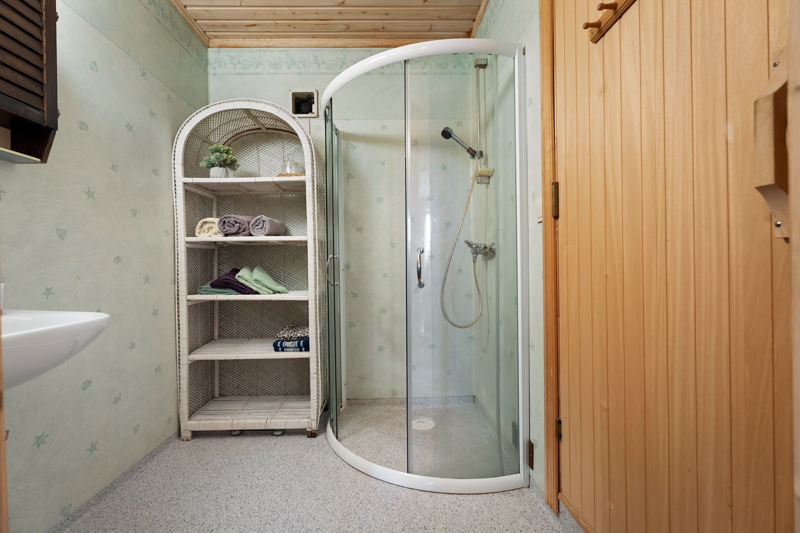 Badet i underetasjen er fra byggeår og utstyrt med dusjhjørne med glassdører. Galleribilde