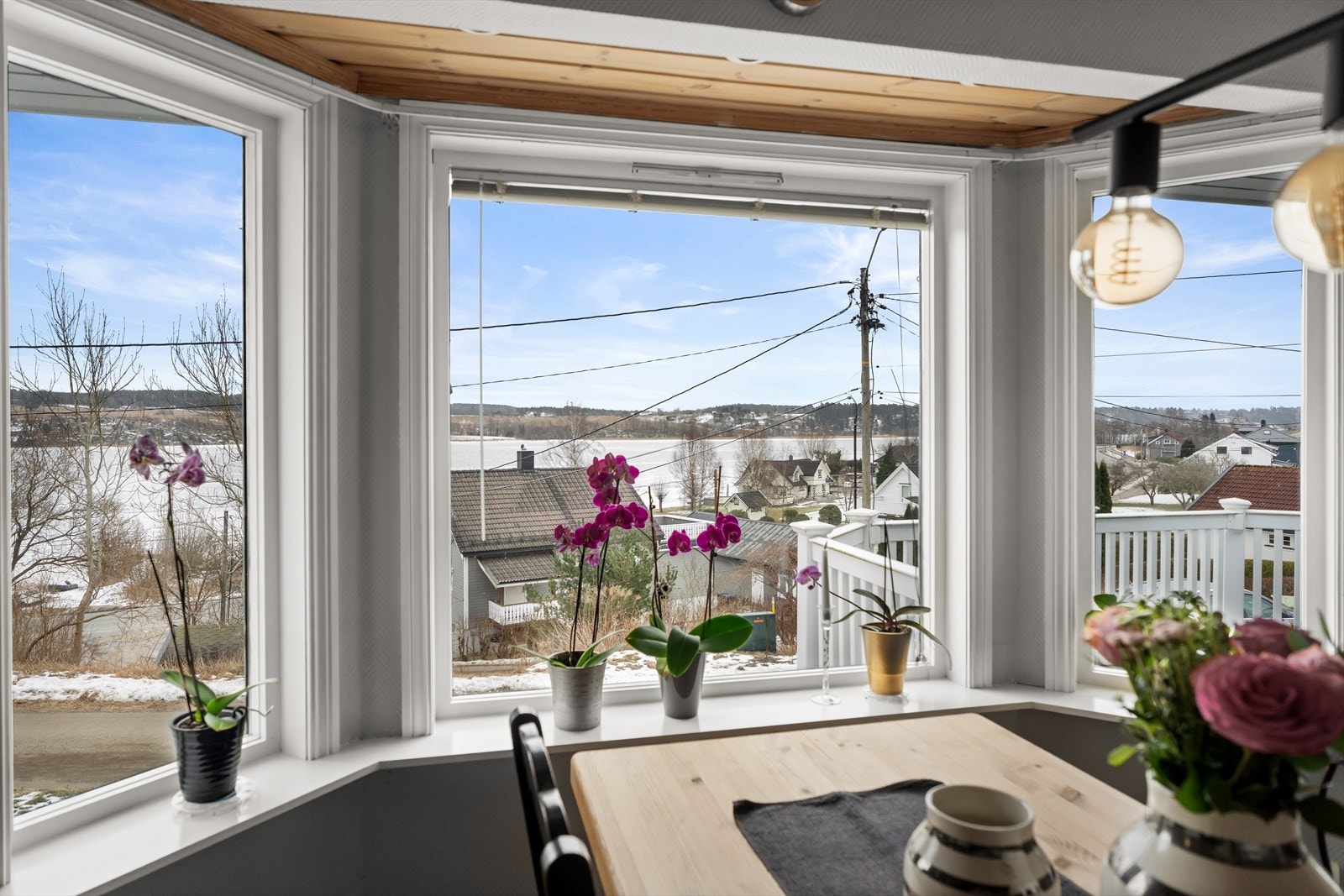 Nyt utsikten fra kjøkkenvinduet i et etablert og familievennlig nabolag. Galleribilde