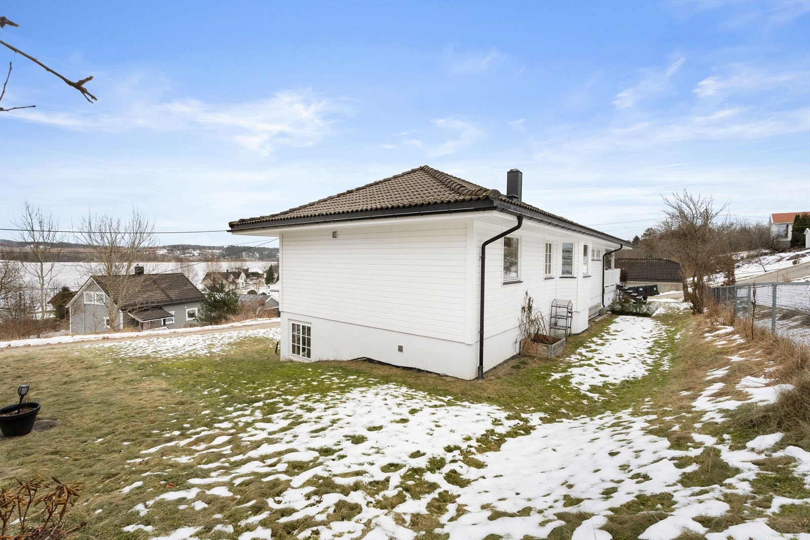 Eneboligen ble oppført i 1989 og har yttervegger kledd med liggende trepanel. Galleribilde