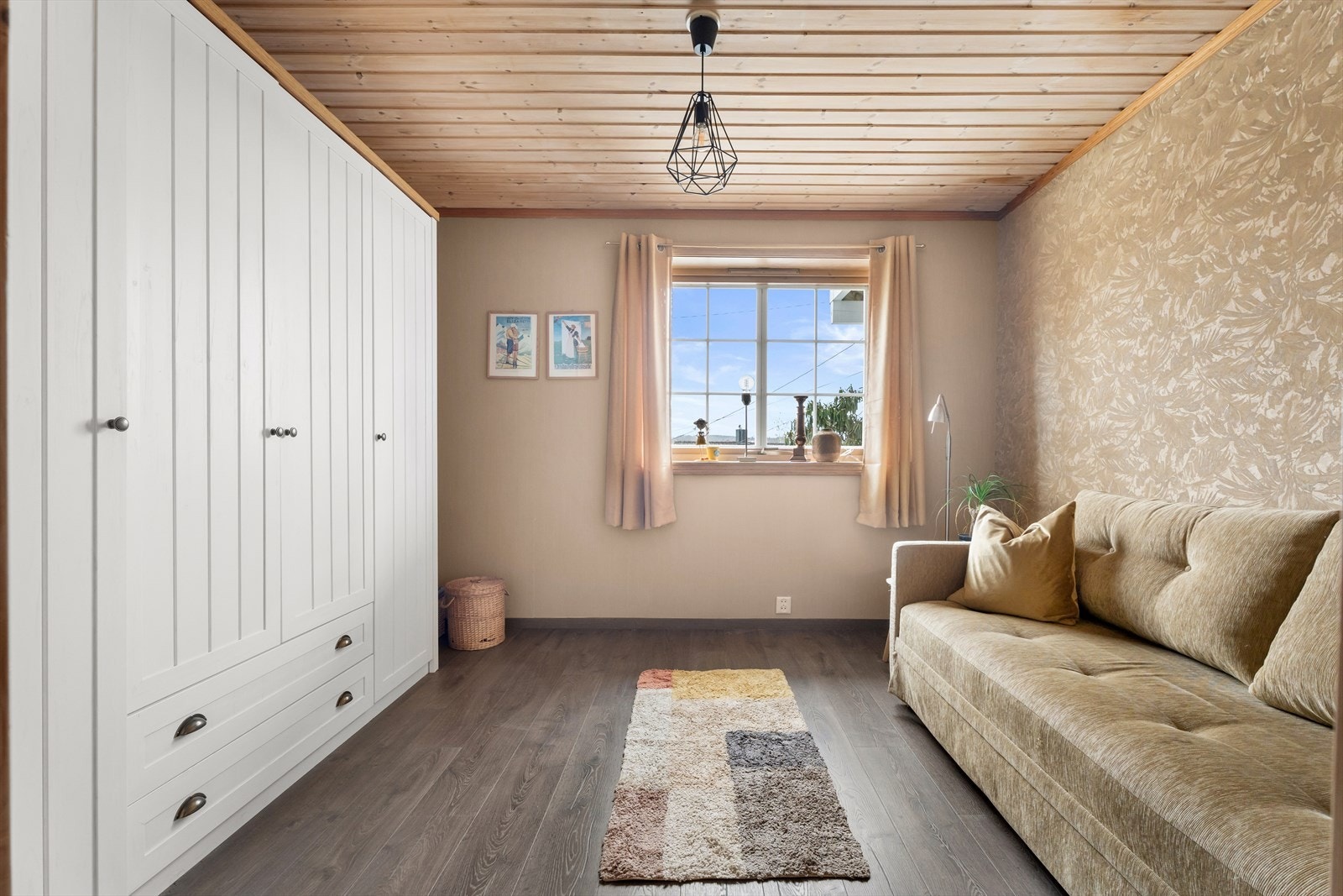 Det ene soverommet i underetasjen har laminatgulv og plass til garderobeskap. Galleribilde