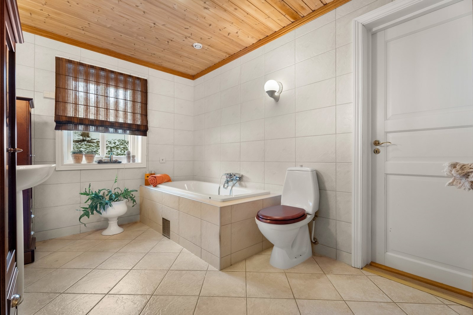 Her er det både badekar og WC, samt elektriske varmekabler i gulvet for ekstra komfort. Galleribilde