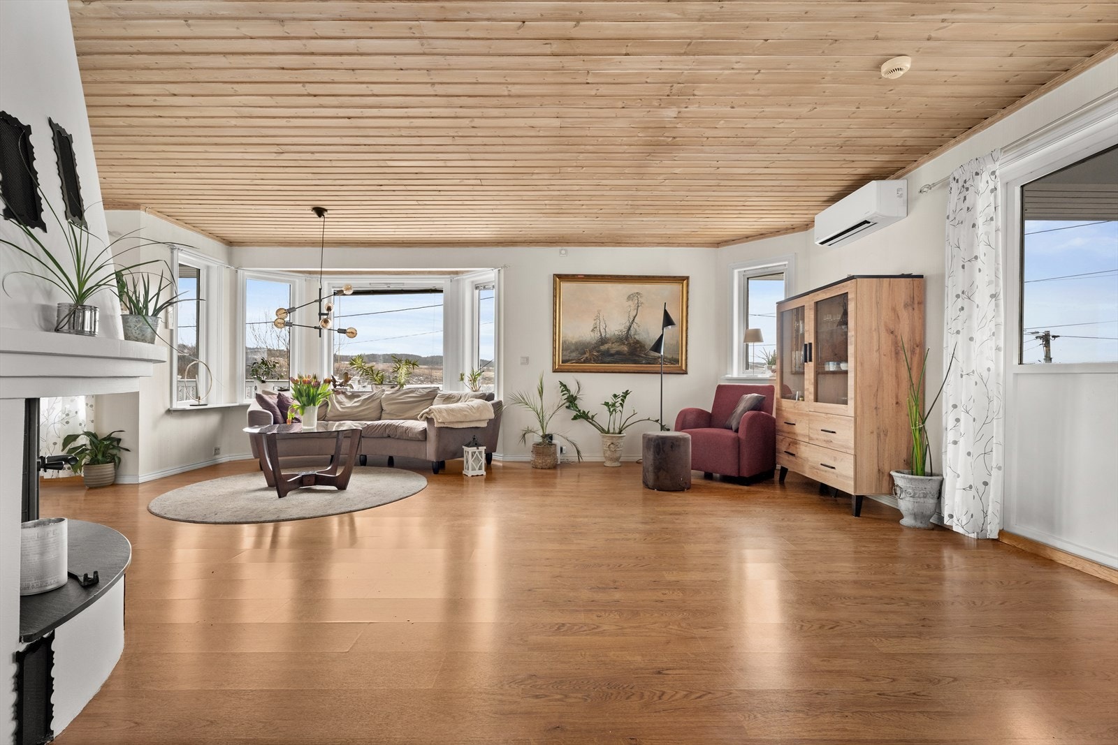 Store vindusflater med 2-lags glass gir rikelig med lys og en åpen atmosfære i stuen. Galleribilde