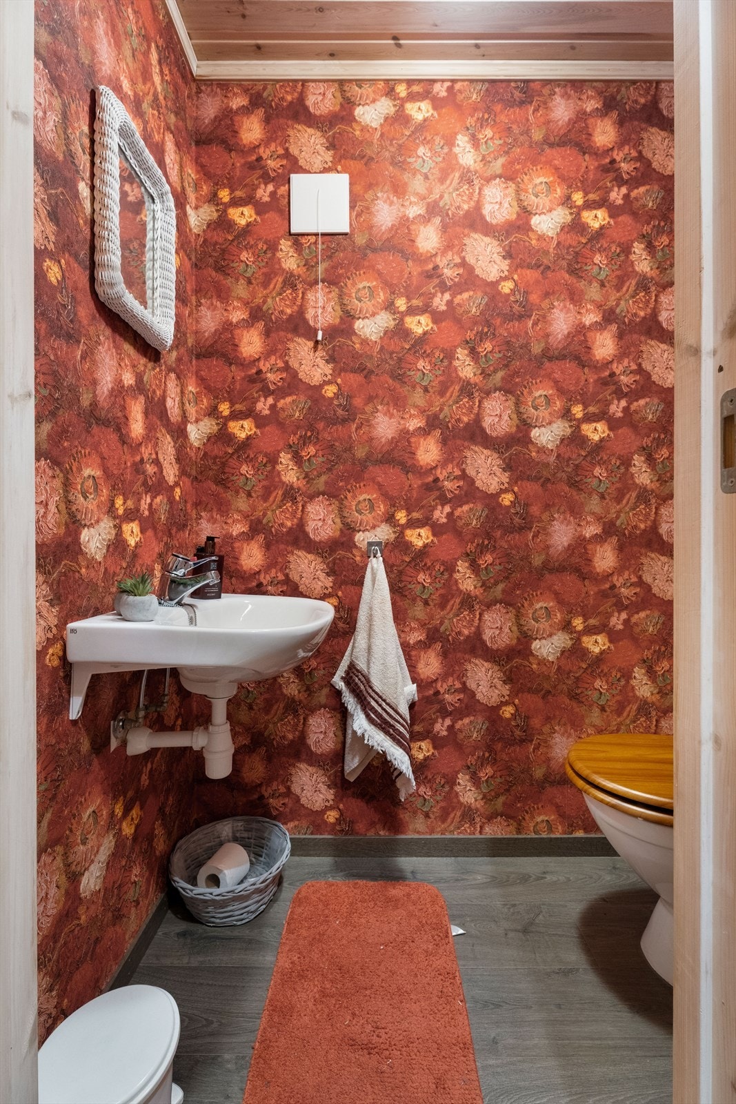 Et separat toalettrom med laminatgulv er praktisk plassert i underetasjen. Galleribilde