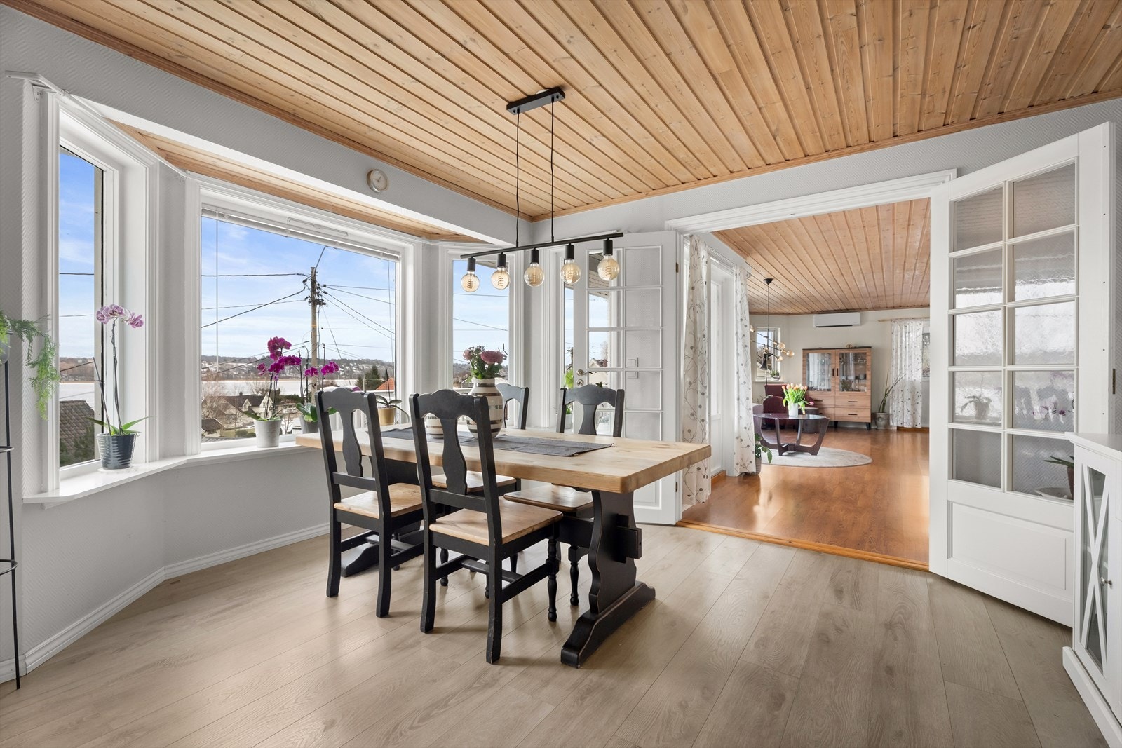 De store vinduene ved spiseplassen slipper inn mye naturlig lys. Galleribilde