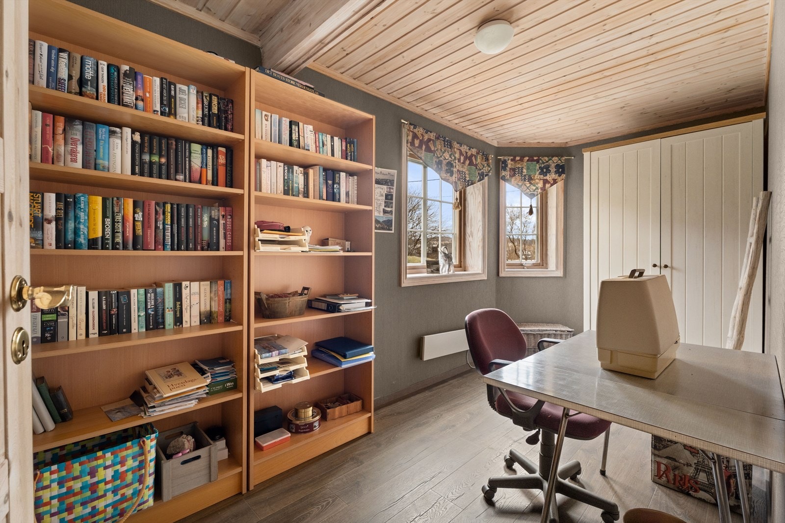 Det andre soverommet i etasjen egner seg godt som kontor eller gjesterom. Galleribilde