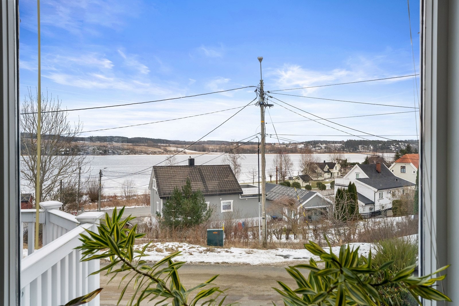 Beliggenheten gir kort vei til både skogen for rekreasjon og E6 for effektiv pendling. Galleribilde