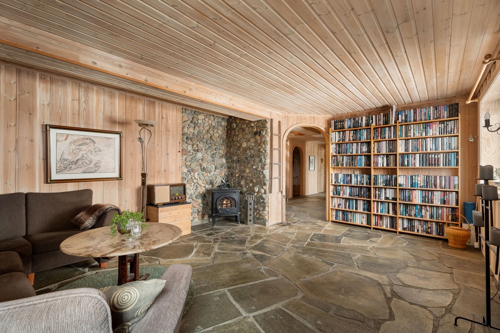 En vedovn gir ekstra varme og en lun atmosfære i TV-stuen. Galleribilde