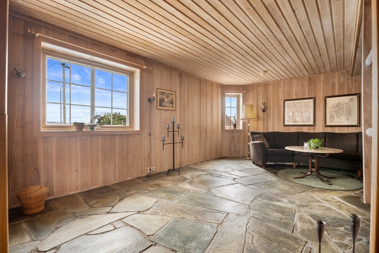 TV-stuen i underetasjen har også skifergulv og panel på veggene. Galleribilde