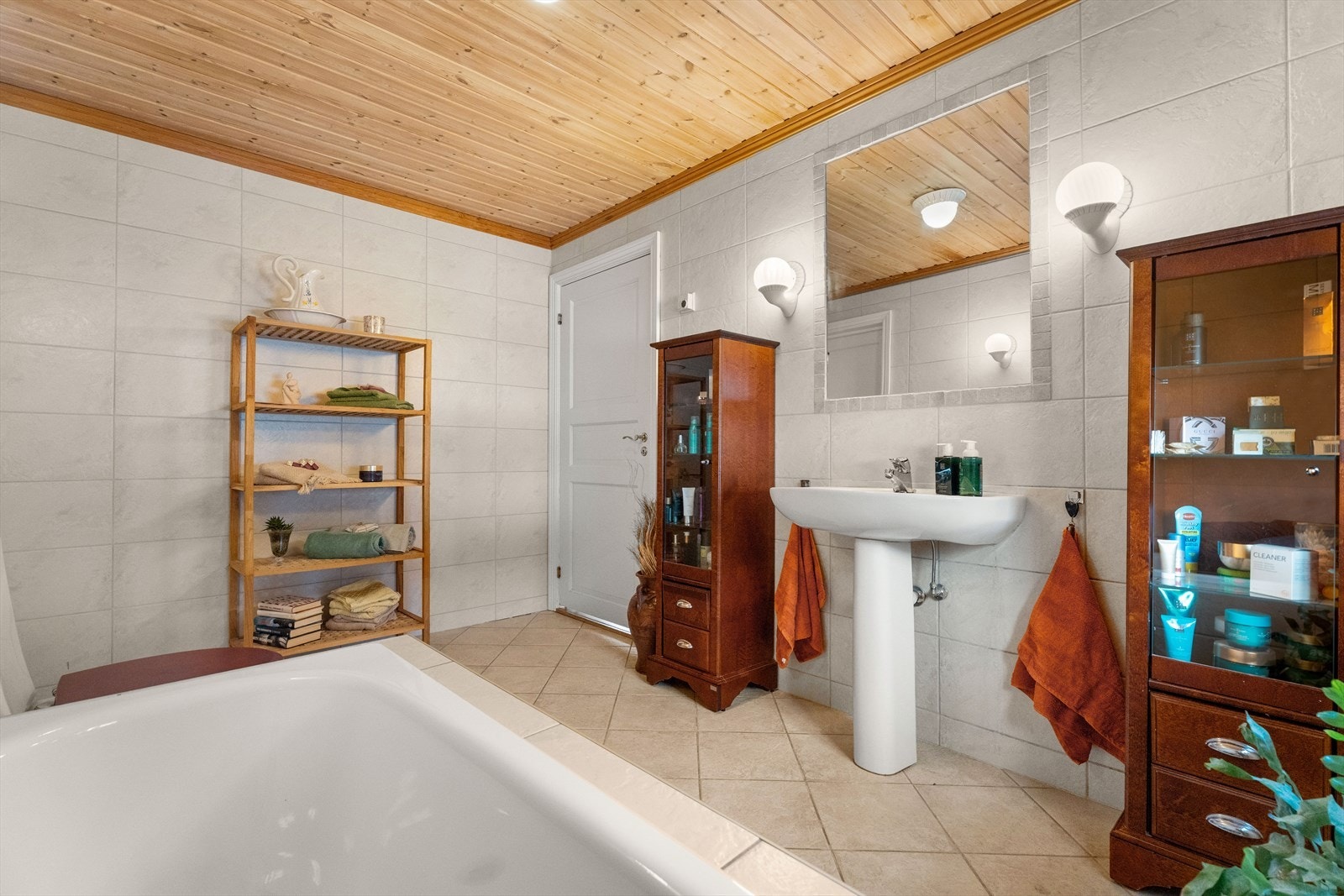 Rommet er innredet med servant og har plass til oppbevaringsmøbler. Galleribilde