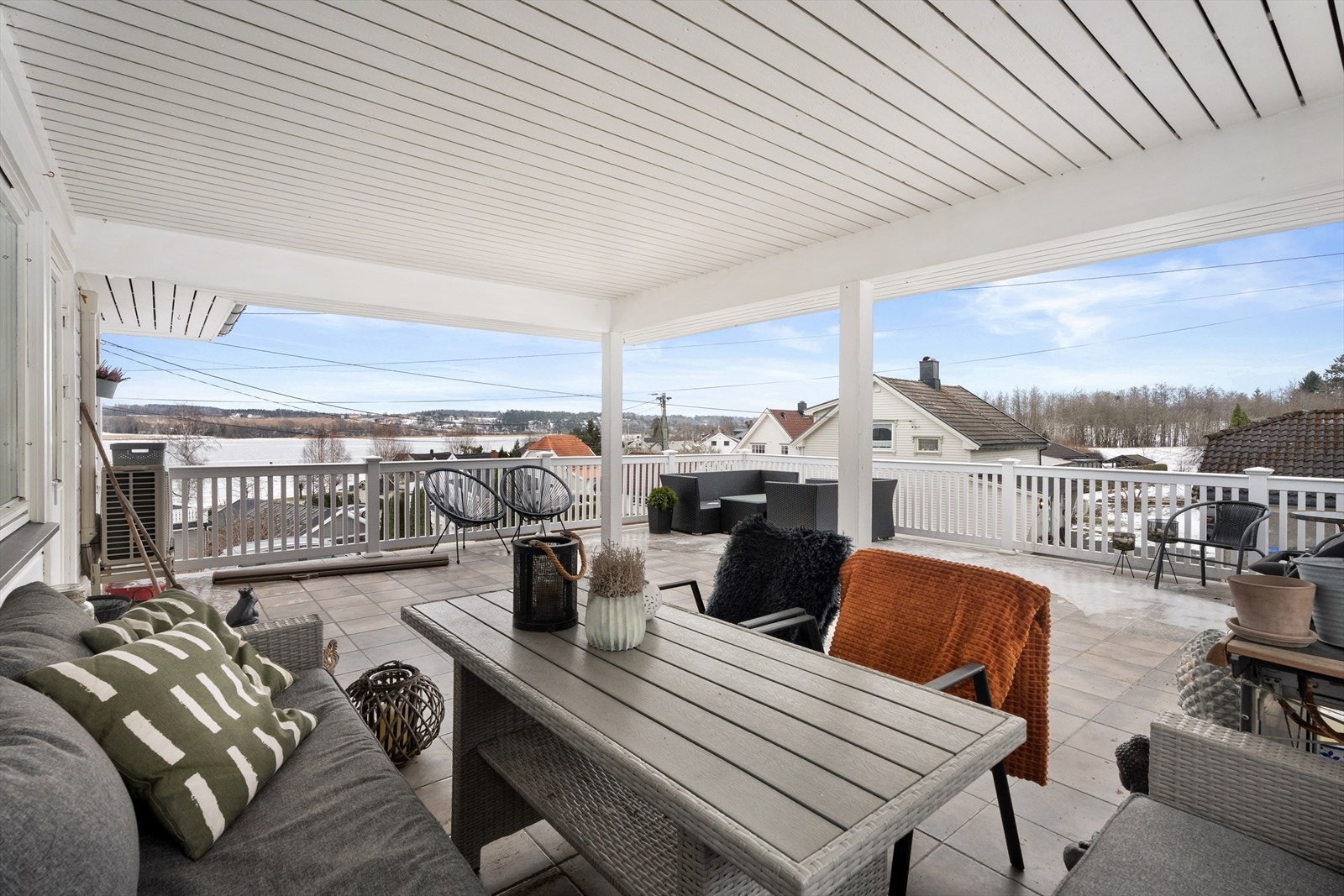 Terrassen har gode solforhold og en flott utsikt over nærområdet og vannet. Galleribilde