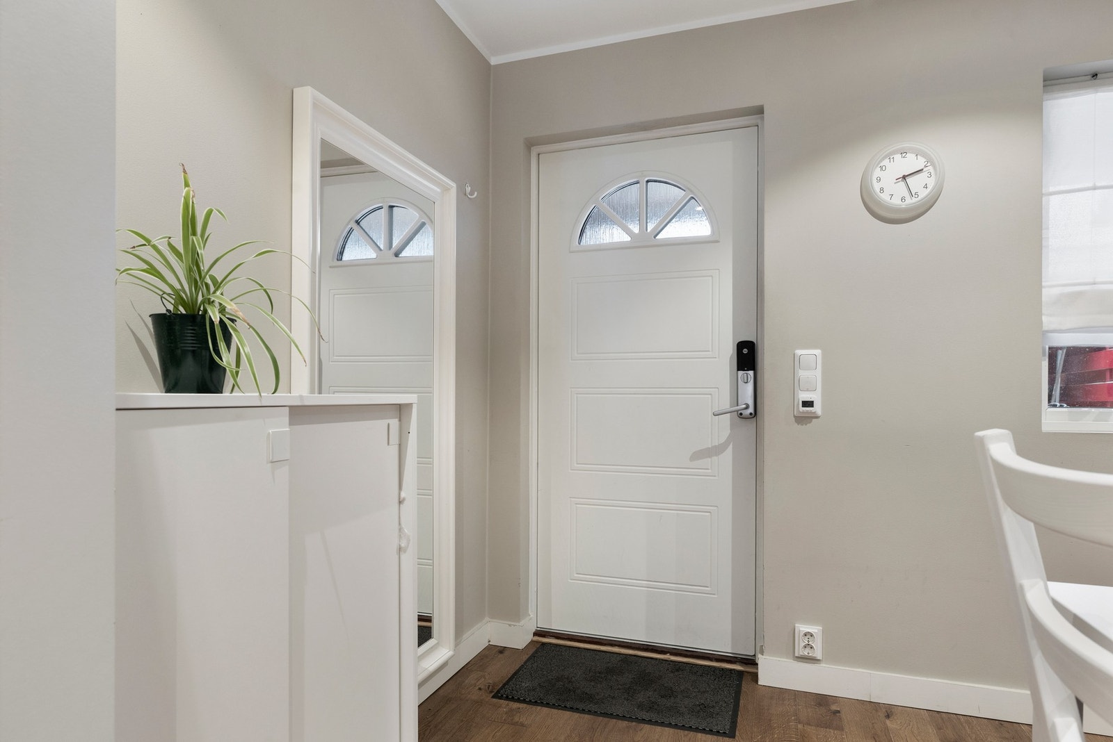 Entreen gir deg et godt førsteinntrykk med moderne og pene overflater Galleribilde