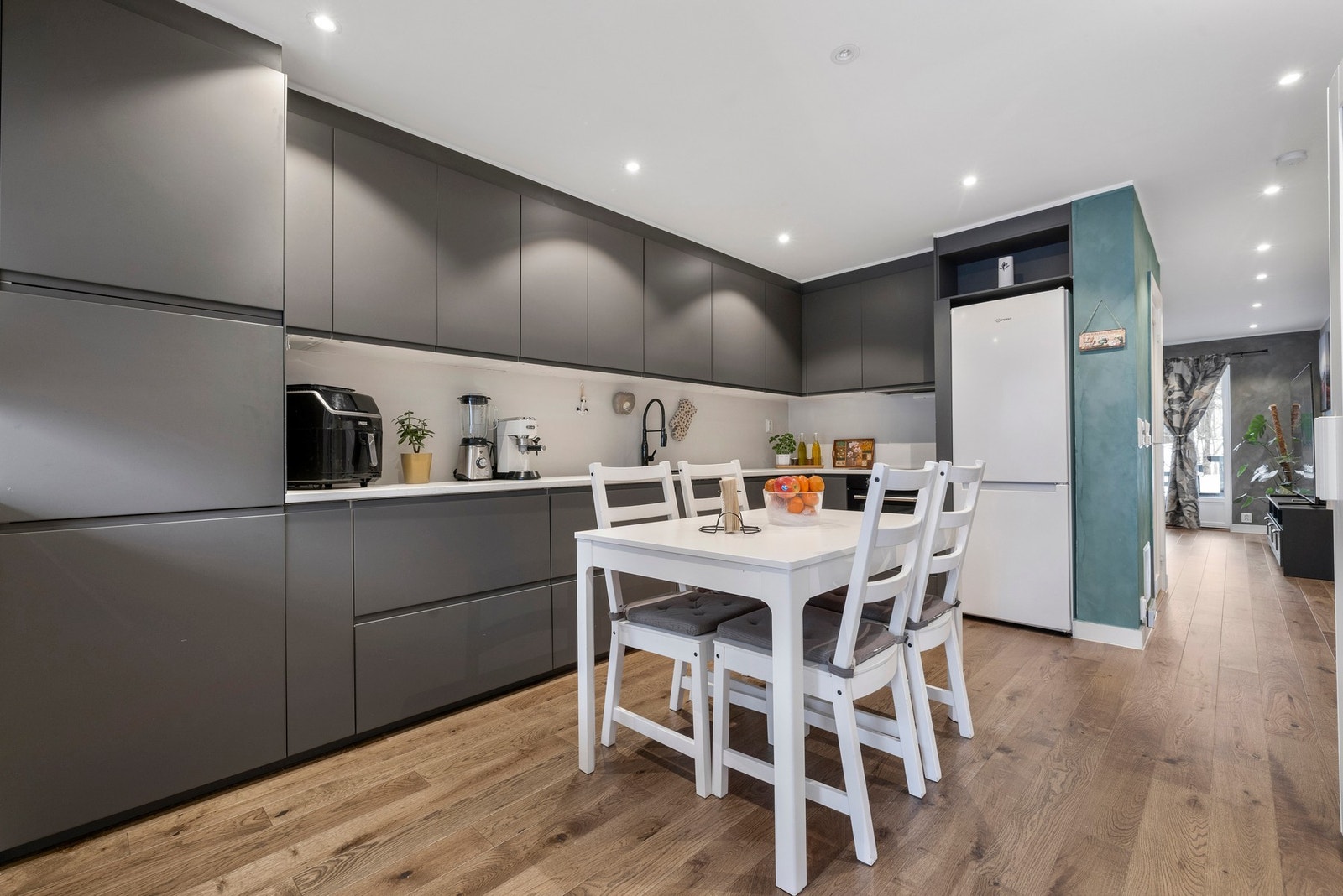 Layouten gir effektiv utnyttelse av plassen og legger til rette for god arbeidsflyt Galleribilde