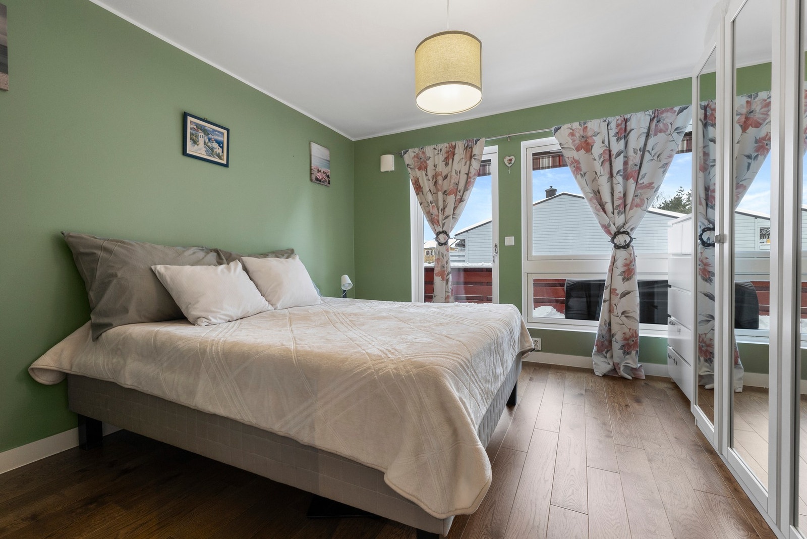 Hovedsoverommet har en romhøyde på 2,37 meter og er utstyrt med vindusflater som gir rikelig med lys Galleribilde