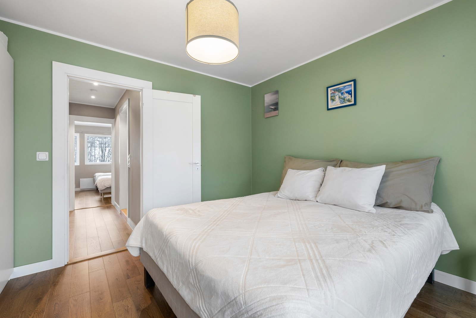 Rommets størrelse gir mulighet for plassering av dobbeltseng og tilhørende nattbord Galleribilde