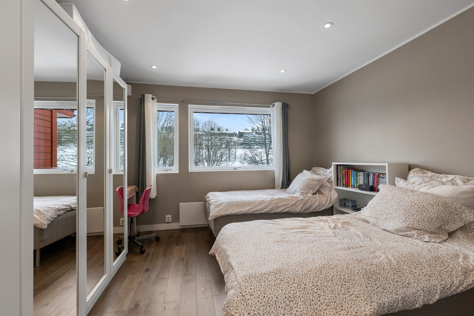 Det andre soverommet har tilsvarende romhøyde og store vindusflater mot øst, som gir rikelig med morgensol Galleribilde