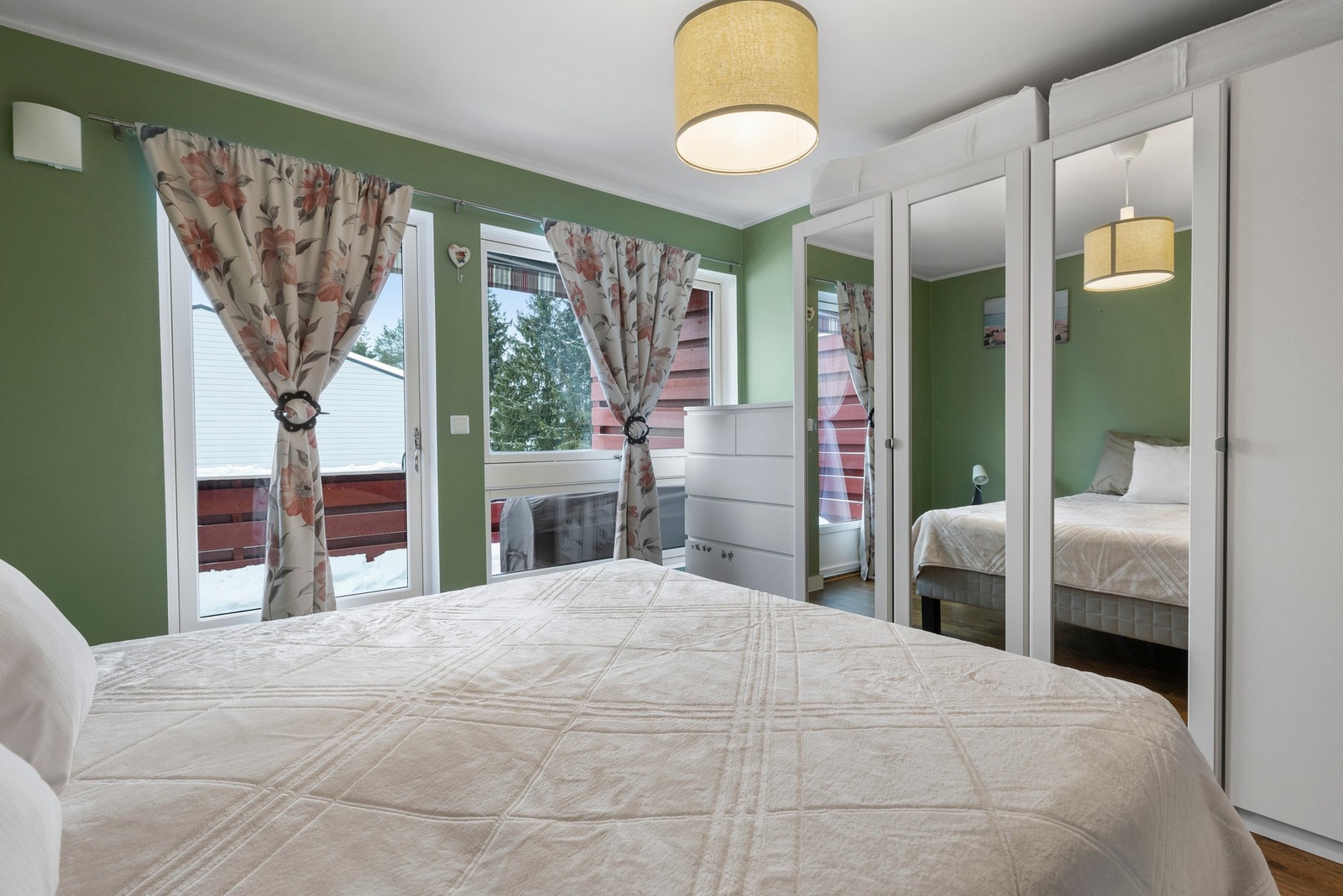 Rommet har også god plass til garderobeskap Galleribilde